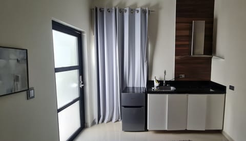 Basic Studio Suite | Private kitchen | Fridge, microwave, stovetop, blender