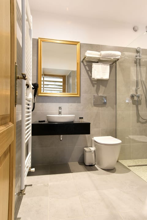 Superior Double or Twin Room | Bathroom | Free toiletries, hair dryer, slippers, towels