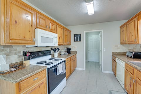 House (3 Bedrooms) | Private kitchen | Microwave, oven, stovetop, dishwasher