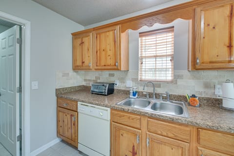 House (3 Bedrooms) | Private kitchen | Microwave, oven, stovetop, dishwasher