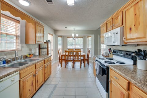 House (3 Bedrooms) | Private kitchen | Microwave, oven, stovetop, dishwasher