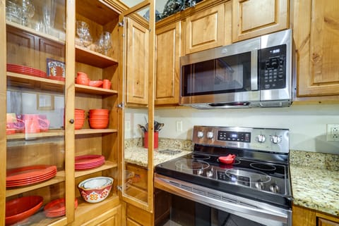 Apartment (2 Bedrooms) | Private kitchen | Microwave, oven, stovetop, dishwasher