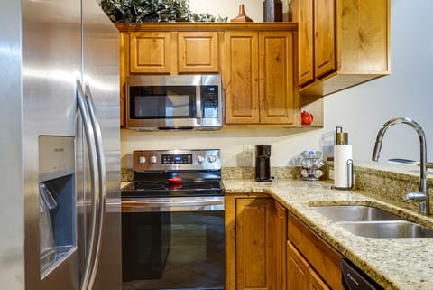 Apartment (2 Bedrooms) | Private kitchen | Microwave, oven, stovetop, dishwasher