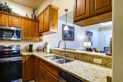 Apartment (2 Bedrooms) | Private kitchen | Microwave, oven, stovetop, dishwasher