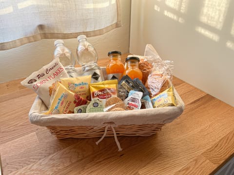 Daily to-go breakfast (EUR 10 per person)