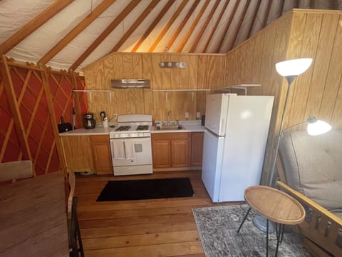 Comfort Tent | Private kitchen | Fridge, microwave