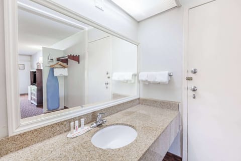 Combined shower/tub, hair dryer, towels