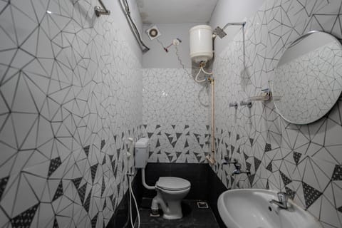 Suite | Bathroom | Shower, rainfall showerhead, free toiletries, towels