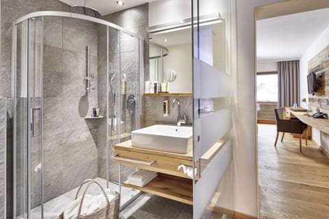 Shower, rainfall showerhead, free toiletries, hair dryer