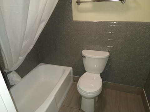 Combined shower/tub, free toiletries, hair dryer, towels