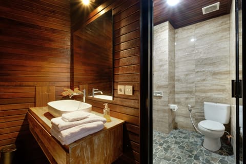 Deluxe Cabin | Bathroom | Shower, rainfall showerhead, free toiletries, bidet