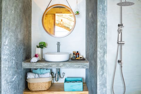 Signature Bungalow | Bathroom | Shower, free toiletries, hair dryer, bidet