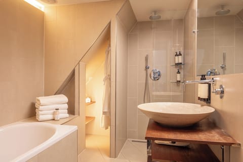 Panoramic Apartment | Bathroom | Shower, rainfall showerhead, hair dryer, bathrobes