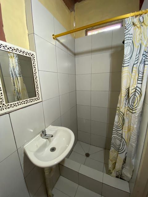 Economy Double or Twin Room | Bathroom