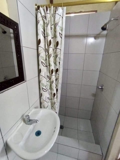 Economy Triple Room | Bathroom