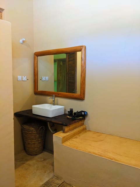 Deluxe Triple Room | Bathroom | Shower, rainfall showerhead, hair dryer, towels