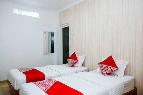 Standard Twin Room | Desk, free WiFi, bed sheets