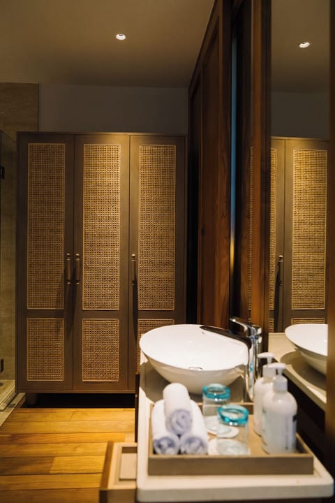 Shower, rainfall showerhead, eco-friendly toiletries, hair dryer