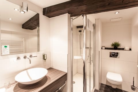 Superior Double Room | Bathroom | Free toiletries, hair dryer, slippers, towels