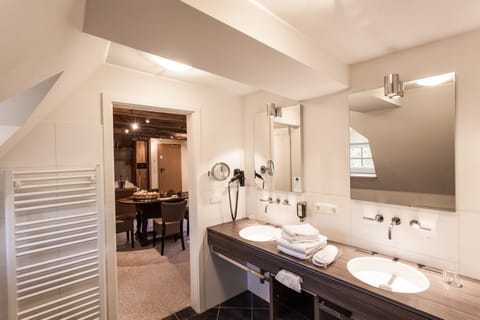 Deluxe Double Room | Bathroom | Free toiletries, hair dryer, slippers, towels