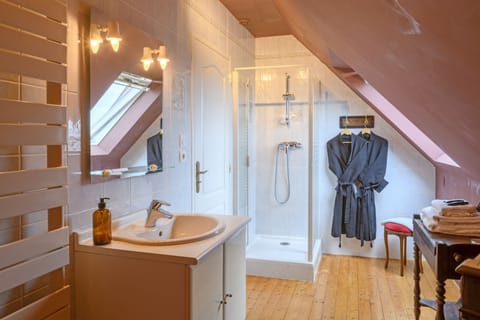 Junior Room (2) | Bathroom | Hair dryer, soap, shampoo, toilet paper