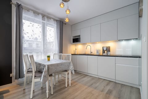 Comfort Apartment | Private kitchenette | Fridge, stovetop, cookware/dishes/utensils