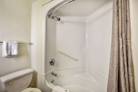 Combined shower/tub, towels