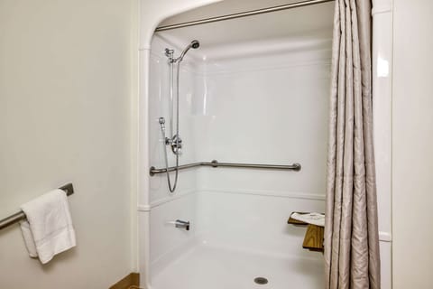 Combined shower/tub, towels