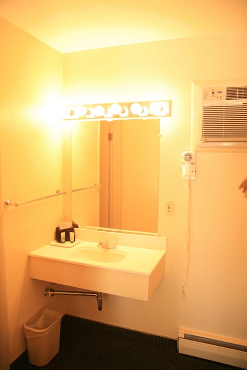 Room, 1 Queen Bed, Non Smoking | Bathroom | Combined shower/tub, free toiletries, hair dryer, towels