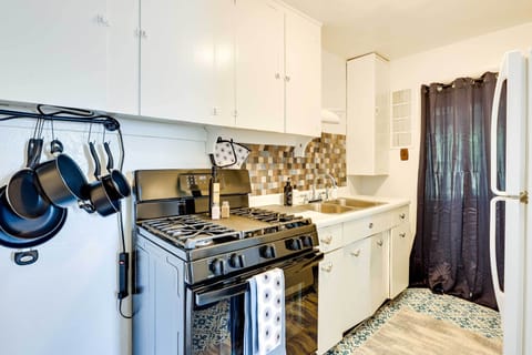 Apartment (1 Bedroom) | Private kitchen | Microwave, oven, stovetop, coffee/tea maker