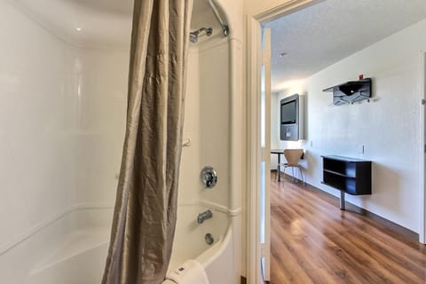 Combined shower/tub, free toiletries, hair dryer, towels