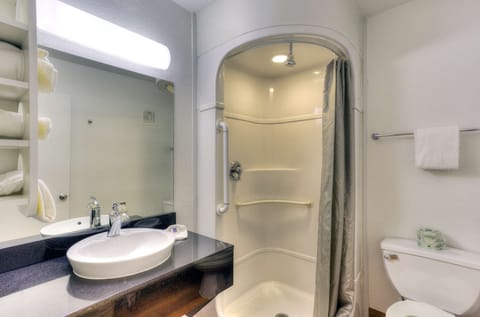 Combined shower/tub, towels