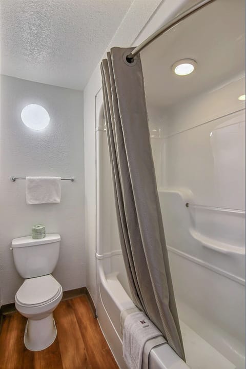 Combined shower/tub, towels