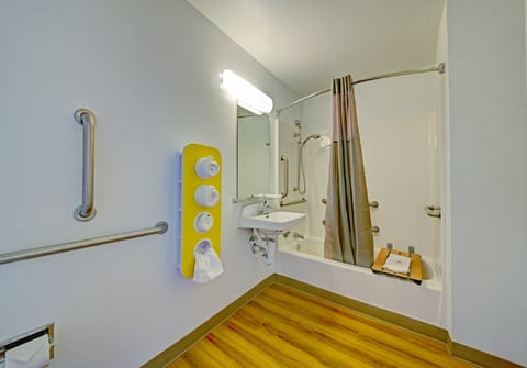 Combined shower/tub, towels, soap, toilet paper