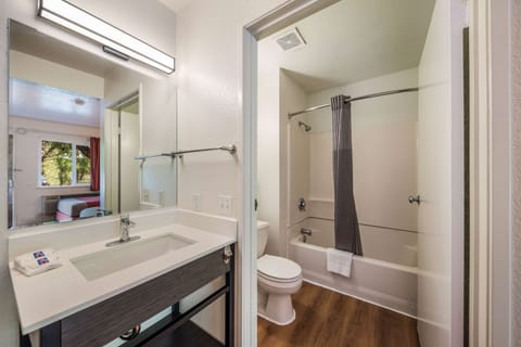 Combined shower/tub, towels