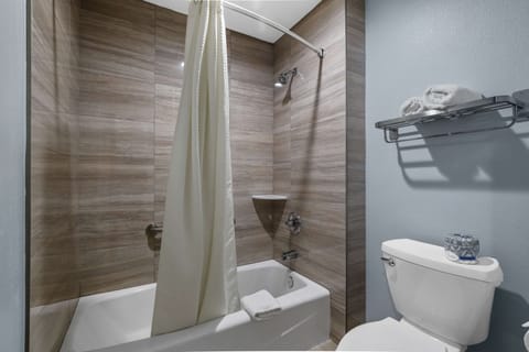 Combined shower/tub, towels