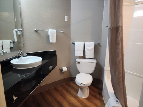 Standard Room, 2 Double Beds, Non Smoking, Refrigerator & Microwave | Bathroom | Combined shower/tub, towels