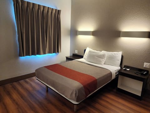 Premium Room, 1 Double Bed, Accessible, Non Smoking | Free WiFi, bed sheets