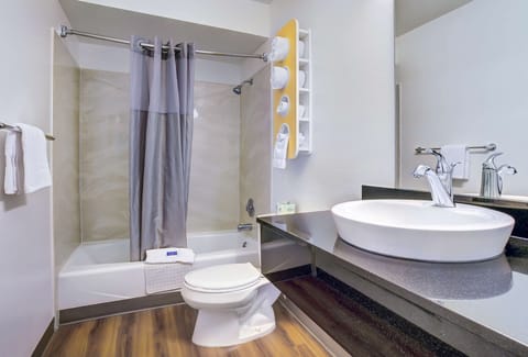 Combined shower/tub, towels