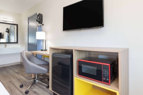 Room, 1 King Bed, Non Smoking | Desk, laptop workspace, iron/ironing board, free WiFi