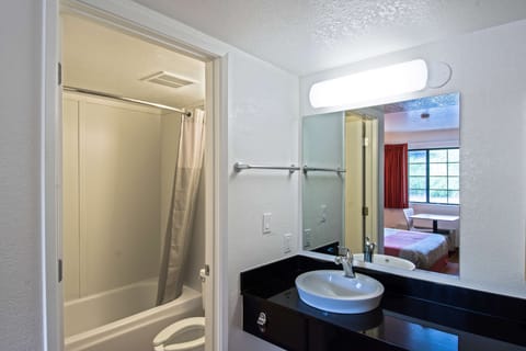 Combined shower/tub, hair dryer, towels