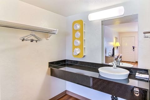 Combined shower/tub, towels