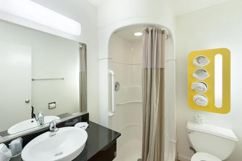 Deluxe Room, 1 Double Bed, Accessible, Non Smoking | Bathroom | Towels, soap, toilet paper