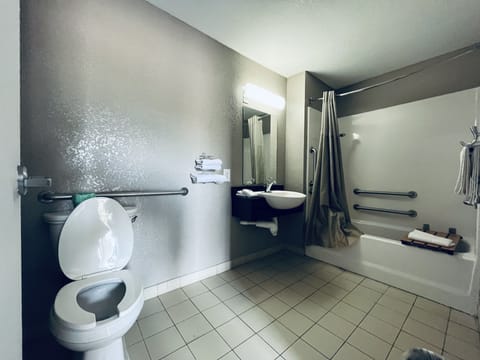 Deluxe Room, 1 Double Bed, Accessible, Non Smoking | Bathroom | Rainfall showerhead, towels