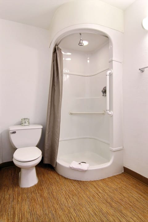 Combined shower/tub, towels