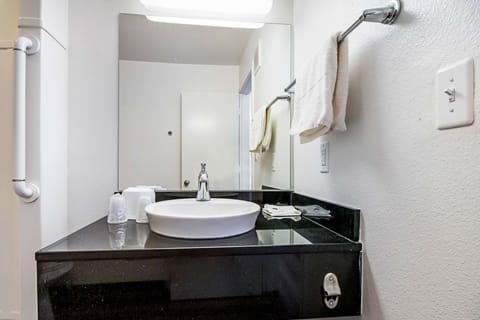 Combined shower/tub, towels