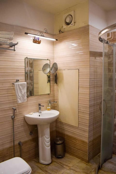 Standard Room | Bathroom