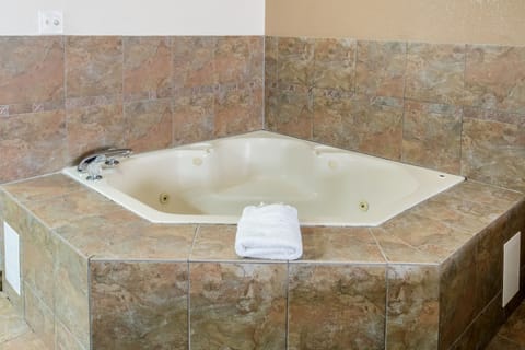 Deluxe Suite, 1 King Bed, Jetted Tub	 | Jetted tub