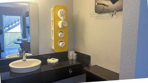 Combined shower/tub, towels