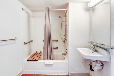 Combined shower/tub, towels